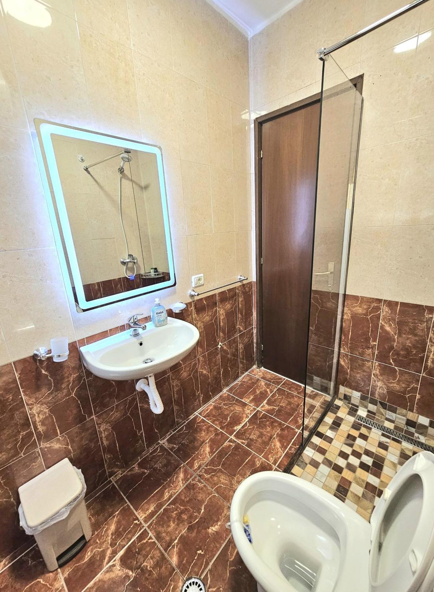 Cozy 1 Bedroom Apartment Near Parks, Cafes & Restaurants Tiranë Ngoại thất bức ảnh